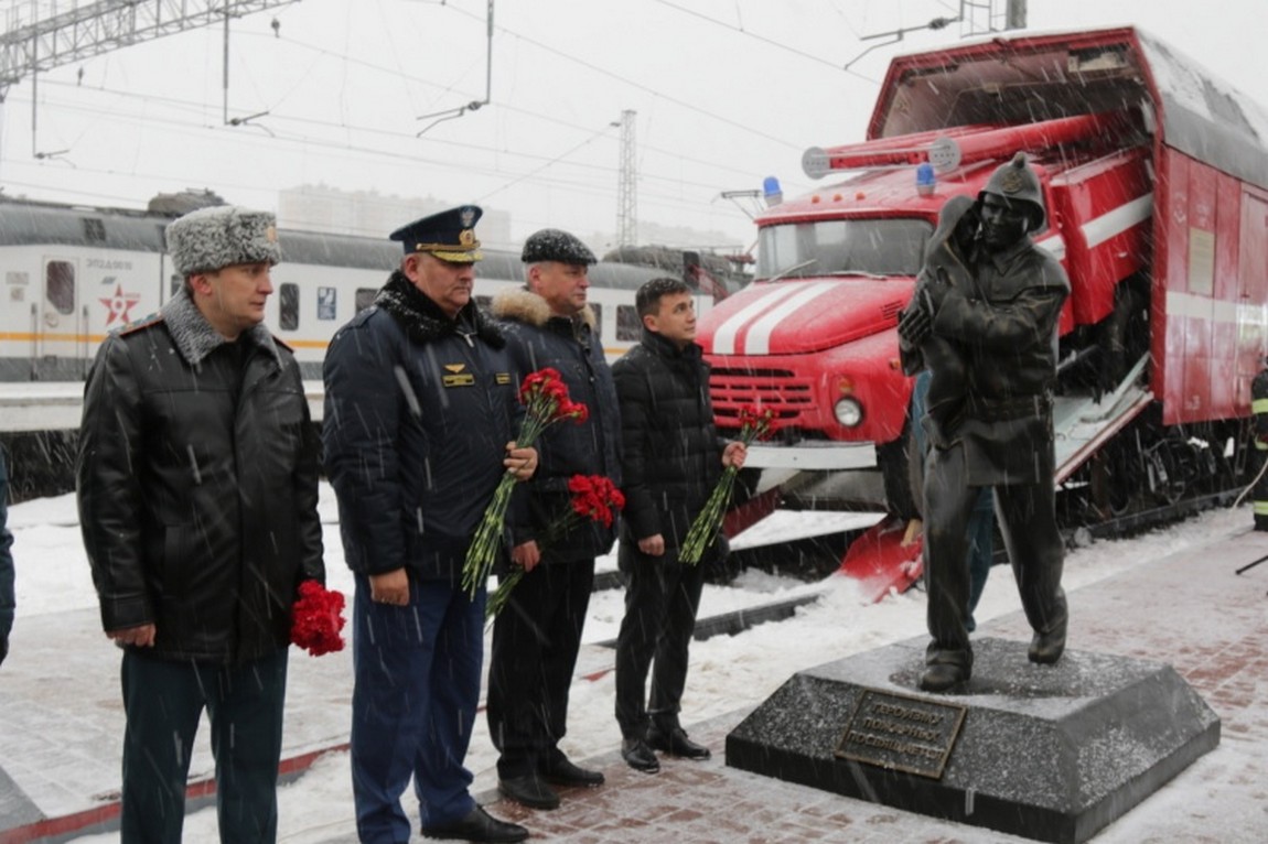 Скульптура огнеборца со спасенным ребенком на руках - г. Тула, Московский  вокзал на портале ВДПО.РФ